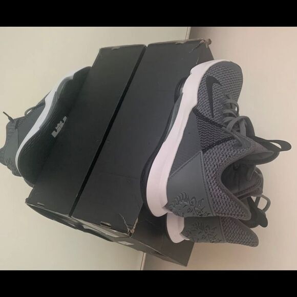 LeBron Witness 4 (Team) CV4004-001) 8.5 M WMS Sz 10 - Picture 13 of 14